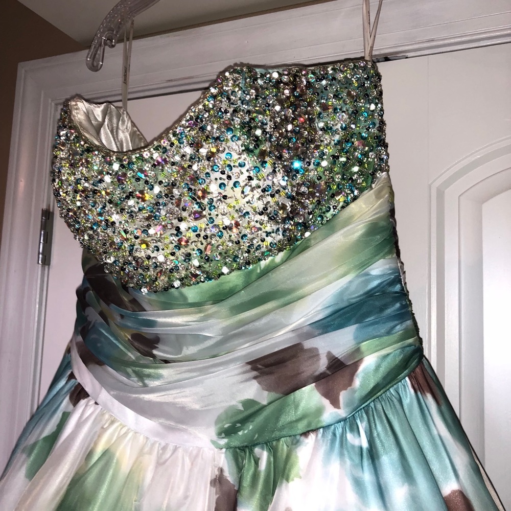 Tony Bowls Prom dress - Picture 2 of 5